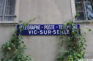 Panneau bleu Télégraphe Poste Téléphone Vic-sur-Seille entouré de végétation