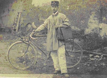 Homme en uniforme et casquette debout auprès d’une bicyclette avec une sacoche