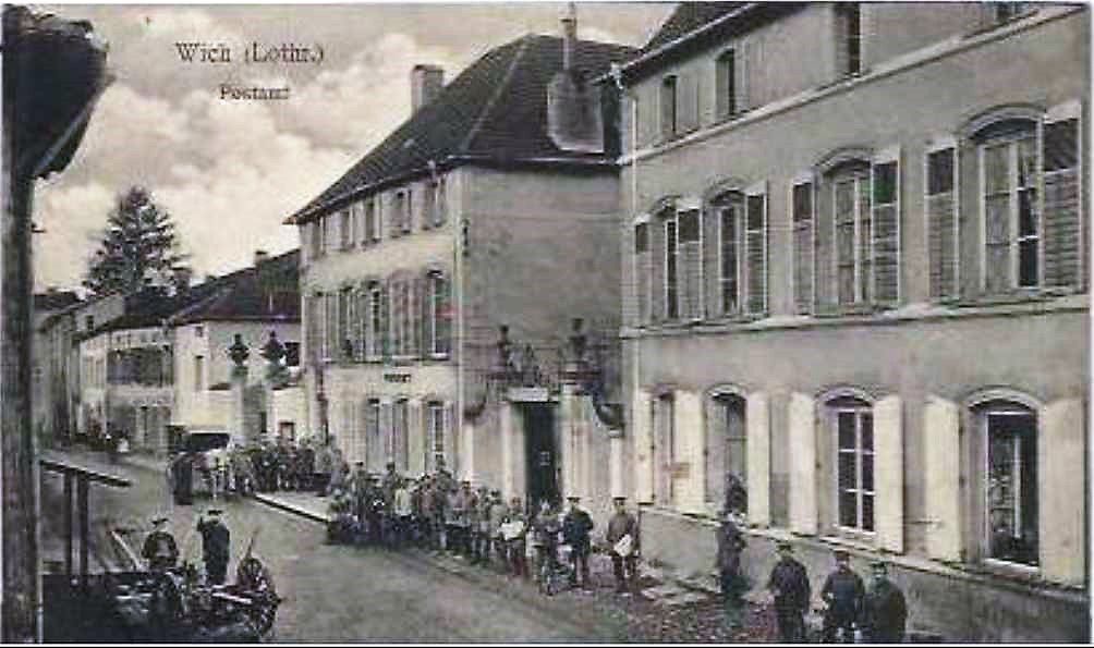 Carte ancienne intitulée Wich Lothr. Postamt avec des personnes devant le bureau de poste