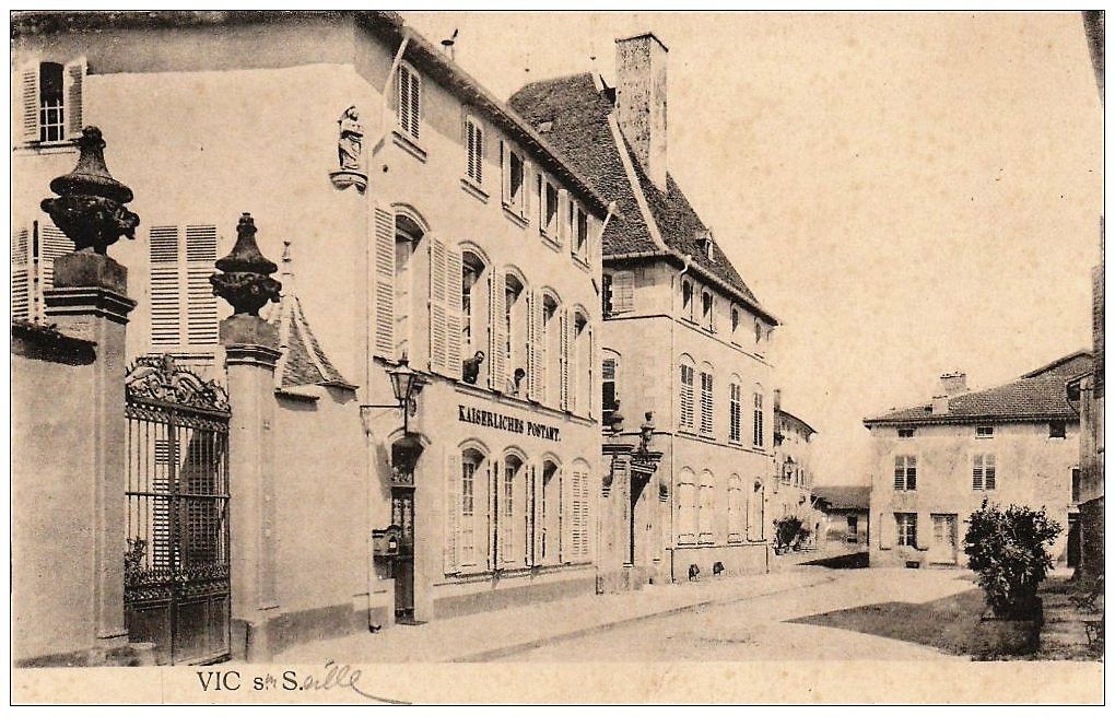 Carte sépia de la façade du bureau de poste impérial avec le portail et la statue d’angle