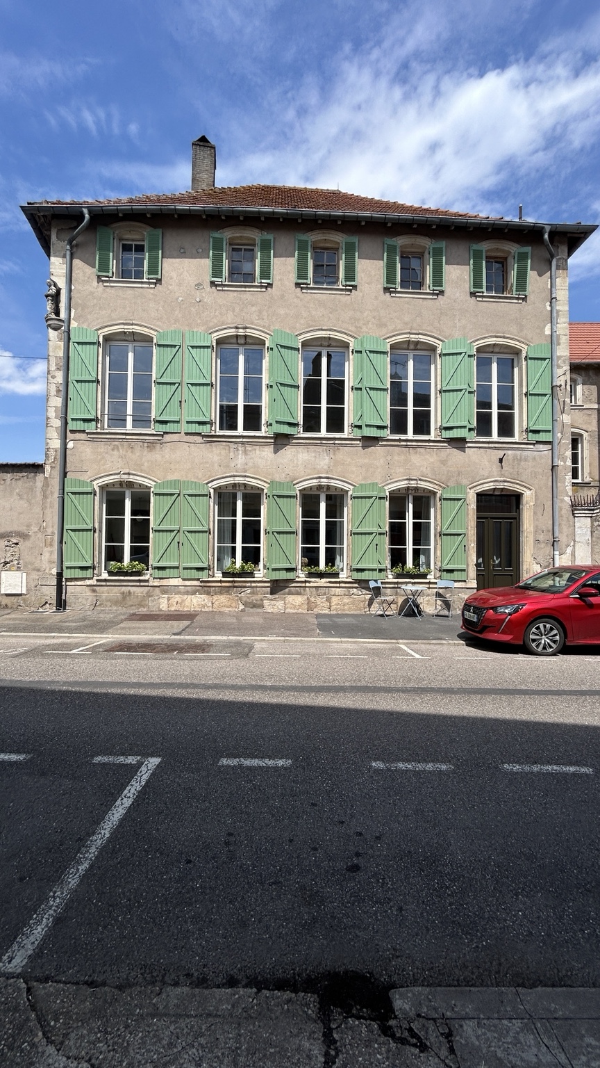 Façade de l’ancienne Poste de Vic-sur-Seille et ses volets verts